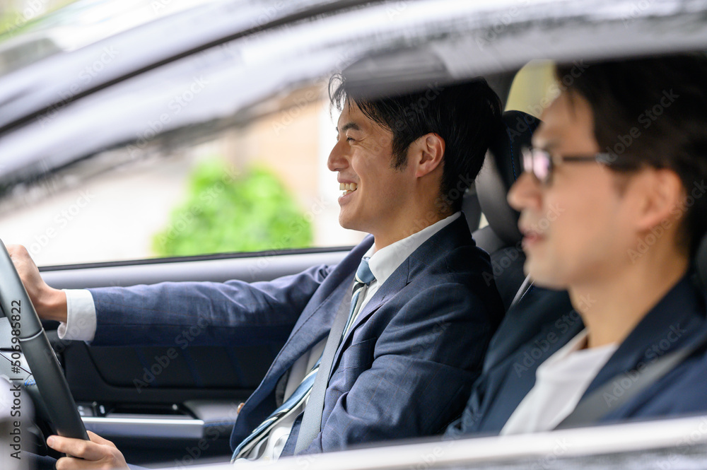 車を運転する男性　助手席に乗る男性　