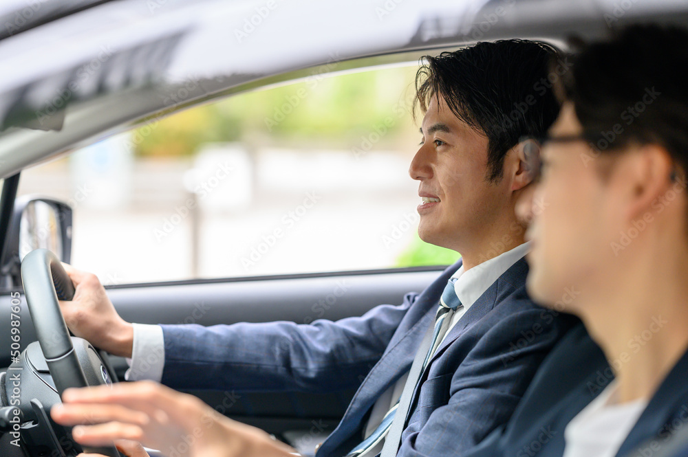 車を運転する男性　助手席に乗る男性　