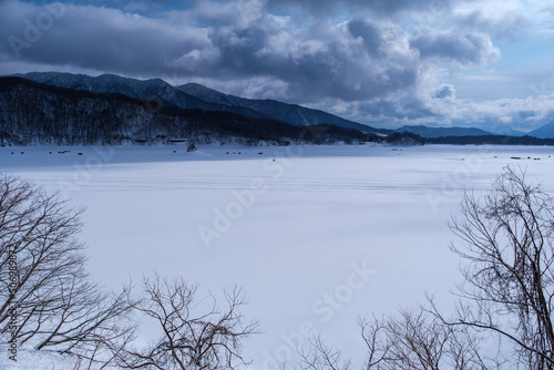 湖の雪景色