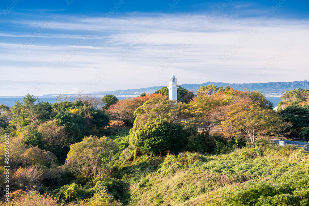 紅葉の大津岬灯台
