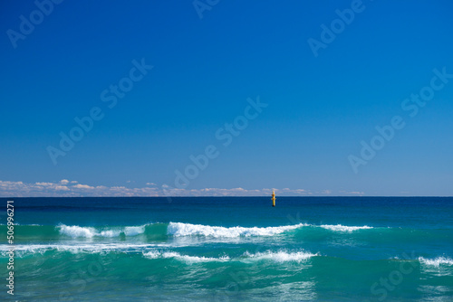 豊間海岸の青い海と波