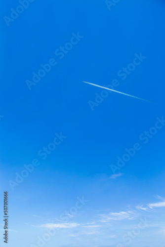 青空と白い航跡の飛行機雲。背景素材、爽やか、環境、夢、希望、成功のイメージ