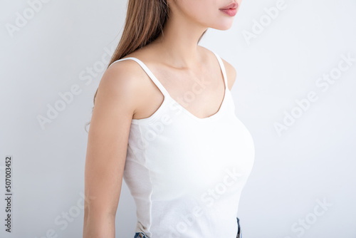 Fototapeta 白いキャミソールの女性　camisole