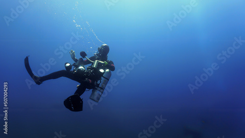 Underwater photographer going into the deep sea.  © Johan