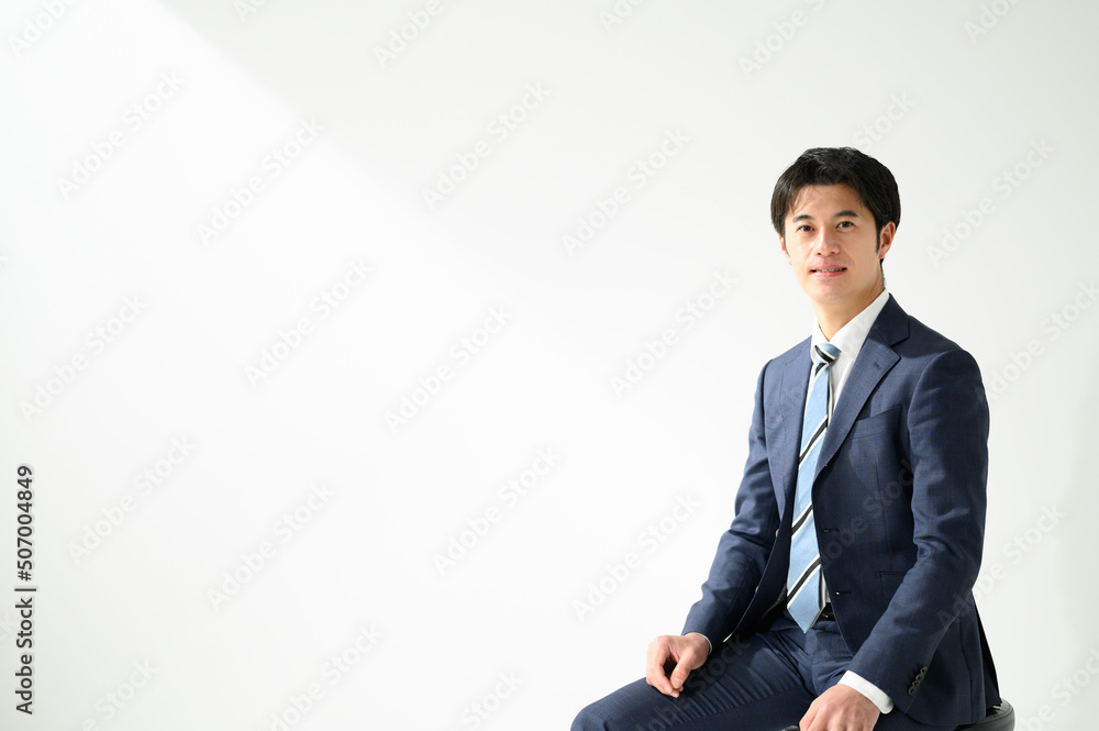 椅子に座るビジネスマン男性 椅子に座るビジネスマン男性
