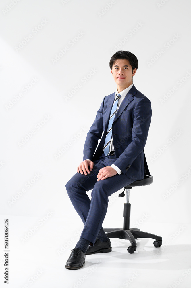 笑顔で椅子に座っているビジネスマン男性 Stock Photo | Adobe Stock