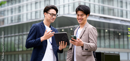 カジュアル男性2人のビジネスイメージ　 photo