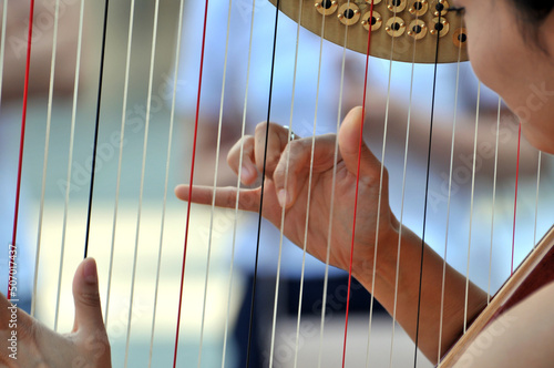 Slika na platnu a chinese girl playing the harp