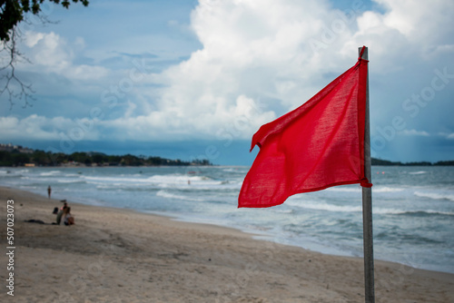 Bandera roja, señalando que el mar está bravo o peligroso