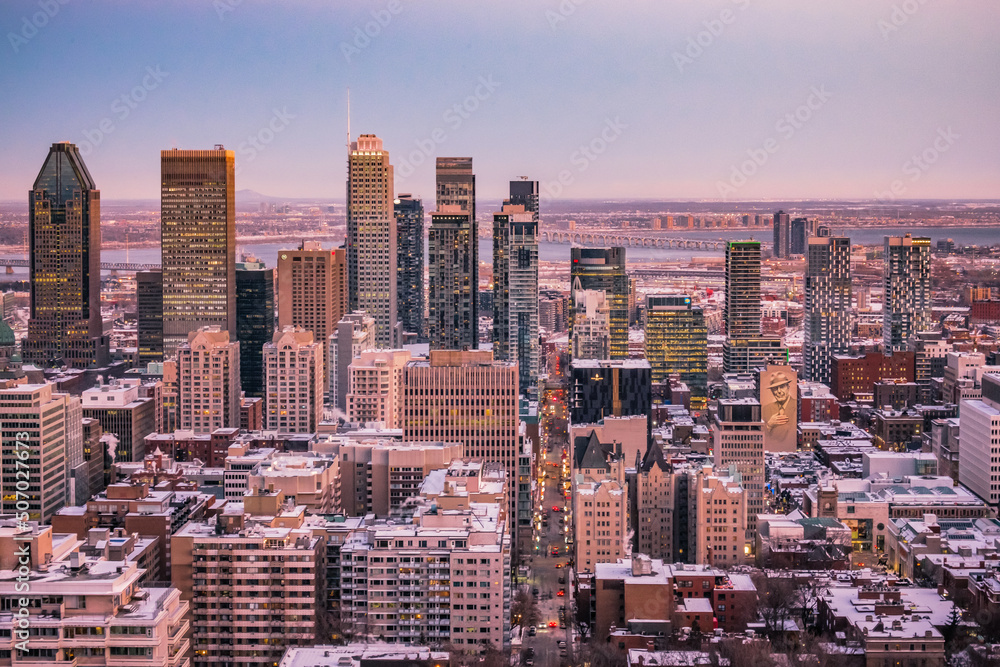 Montreal, Qc, Canada - January 8th 2021: View on Montreal skyscrapers and downtown buildings at sunset from the Kondiaronk belvedere, on top of Mount Royal (Quebec, Canada) - obrazy, fototapety, plakaty 
