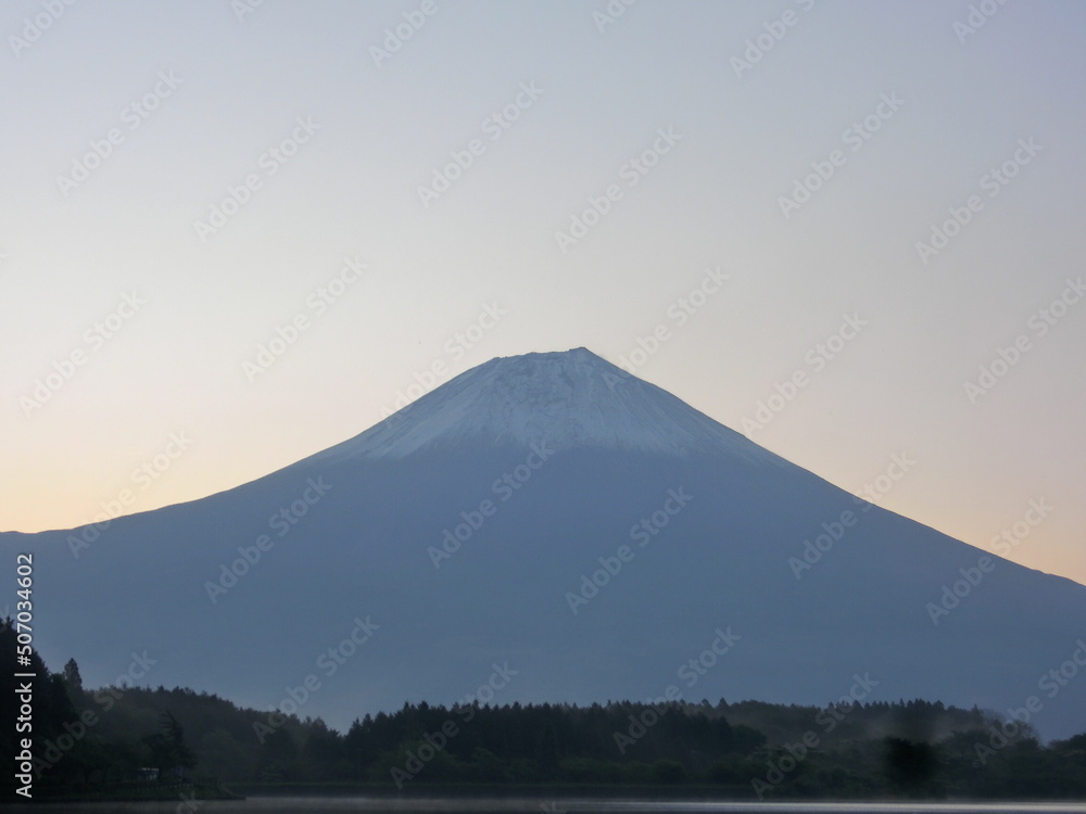 田貫湖から日の出前の富士山の景色。