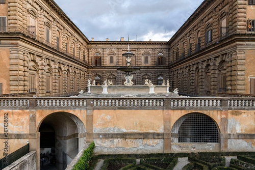 Fototapeta Le Palazzo Pitti de Florence - Italie - 13 novembre 2021 - Johann Muszynski - Co