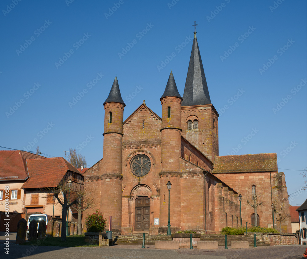 Eglise protestante Sainte Adelphe du village de Neuwiller les Saverne dans le département du Bas-Rhin en Alsace, cette église est classée depuis 1862 aux monuments historiques