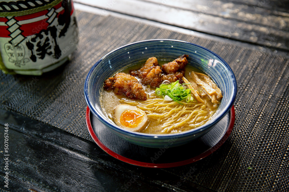 Zdjęcie Stock Fried chicken karaage ramen in the traditional Japanese