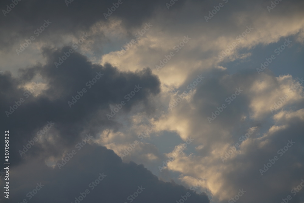 Obraz premium Klimawandel im Zeichen der starken Bewölkung bei abendlicher Lichtstimmung
