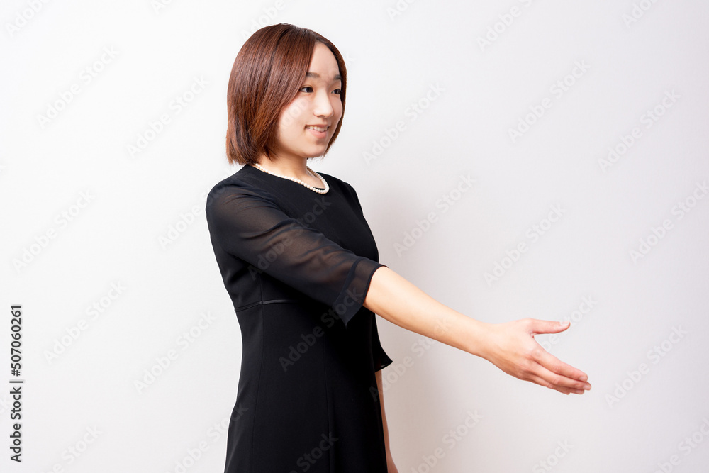 手を差し伸べる喪服を着ている女性 手を差し伸べる喪服を着ている女性