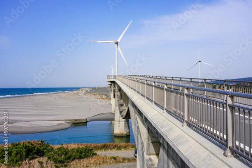 遠州灘を見渡す菊川河口の潮騒橋（静岡県掛川市） photo