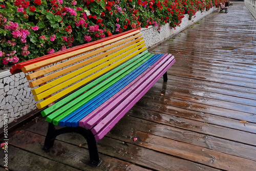 Foto Rainbow flag bench after the rain in Valencia