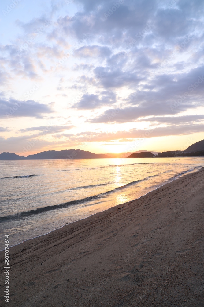 Fototapeta premium 夕日と海の輝くヒカリ!SDGs地球の神秘と海とソラ!