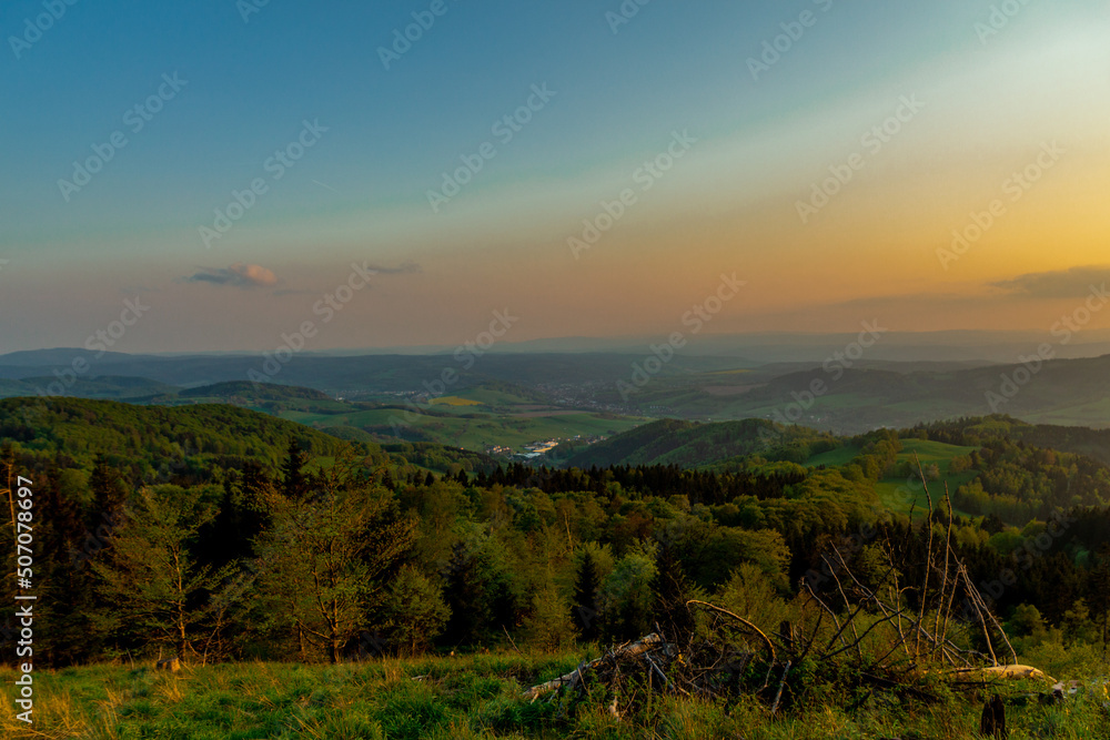 Traumhafter Sonnenuntergang auf den Höhen des Thüringer Waldes bei Floh-Seligenthal - Thüringen - Deutschland 