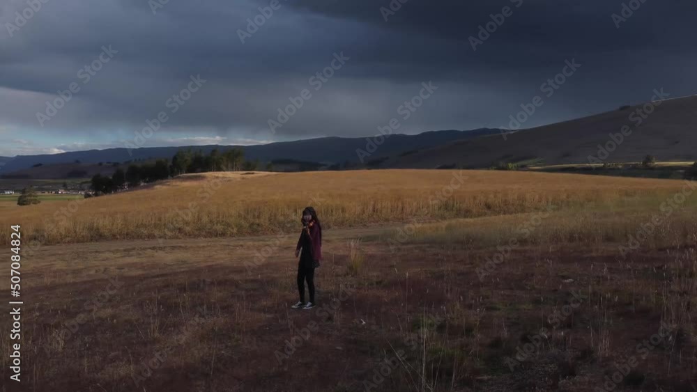 Mujer joven tocando violin en una montaña al atardecer. Concepto de musica y tradiciones. Mujer joven tocando violin en una montaña al atardecer. Concepto de musica y tradiciones.