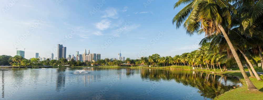 Fototapeta premium Beautiful panorama view of the Kuala Lumpur skyline at Titiwangsa Lake Gardens, Malaysia