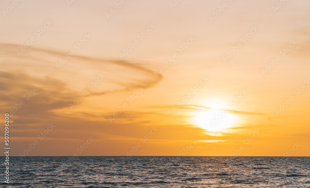 Obraz premium sunset over the sea