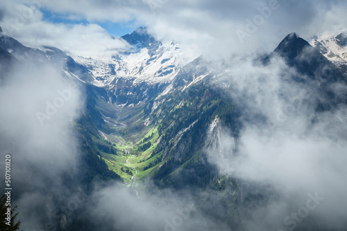 Nebelverhangenes Gebirgstal im tiroler Zillertal