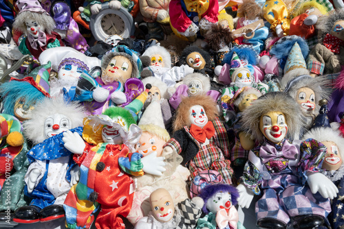 collection de clowns et de poupées sur un vide grenier