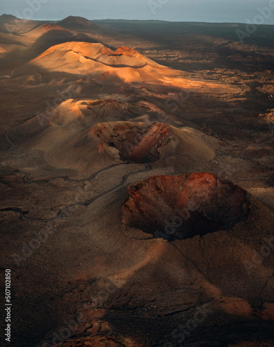 Vulkanlandschaft von Timanfaya mit der Drohne - Sonnenaufgang