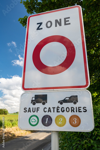 Panneau de signalisation circulation interdite zone ZFE à l'entrée de la métrople de Rouen dans une campagne