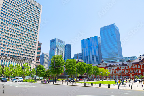 新緑と青空の東京駅、丸の内南口の駅舎と高層ビル群（東京都千代田区） © nsd