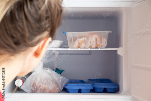 Canvastavla Freezer in the refrigerator, inside a tray with ice and meat and a bottle of vod
