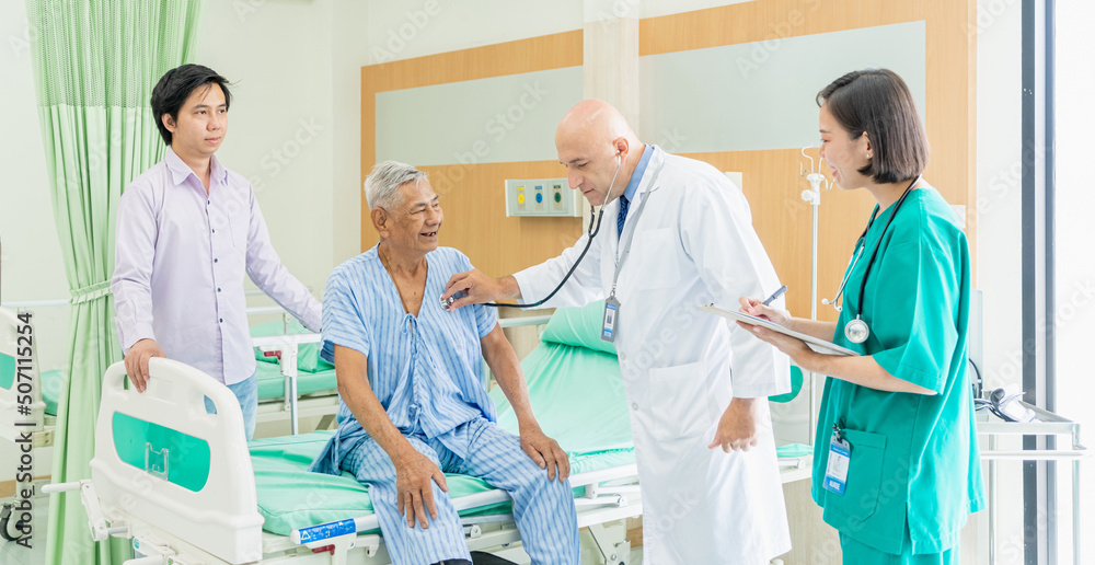 Obraz premium The doctor and nurse check the old senior man and talk about recovering at the hospital., Medical and healthcare concept.