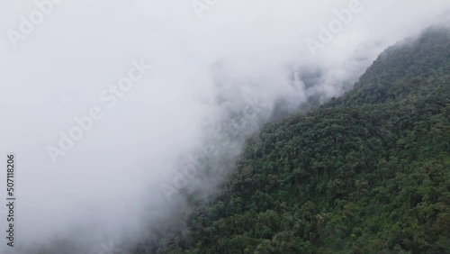 Vuelo entre nubes y montañas