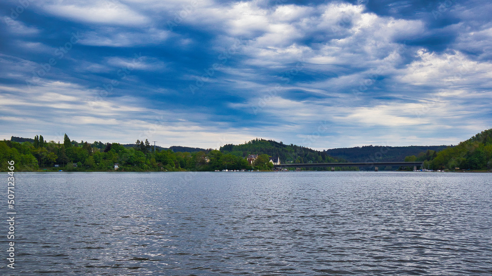 Wasser mit Ufer am Horizont, blauer Himmel mit Wolken, Bleilochtalsperre, Saalburg, Thüringen, Deutschland Wasser mit Ufer am Horizont, blauer Himmel mit Wolken, Bleilochtalsperre, Saalburg, Thüringen, Deutschland