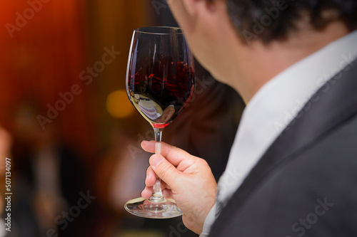 Leinwand Poster Hombre sosteniendo copa de vino