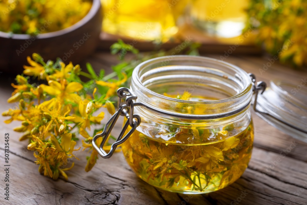 Preparation of St. John's wort oil from fresh blooming Hypericum perforatum plant (Turkish name; sari kantaron yagi)