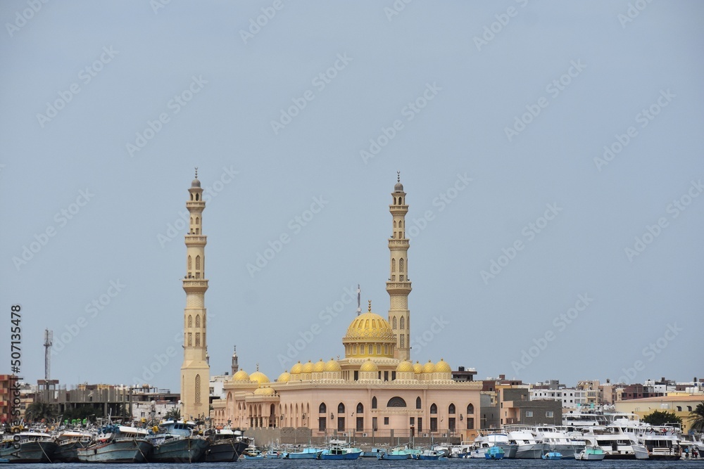 Obraz premium View of the coastline with the Mosque El Mina Masjid, yachts and buildings, in New Marina in Hurghada, Egypt.