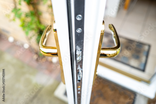 Foto Shallow focus of the locking bolt seen on a newly installed double glazed kitchen door