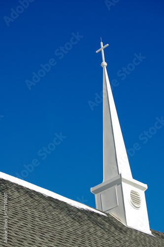 Foto church steeple against blue sky