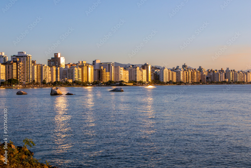Obraz premium Cityscape of the Florianopolis city at sunset in southern Brazil. Boardwalk by the sea. Landscape. Nature.