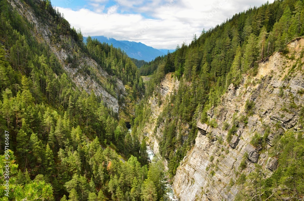 Φωτογραφία hike in the zugerschlucht along the landwasser from monstein davos to filisur