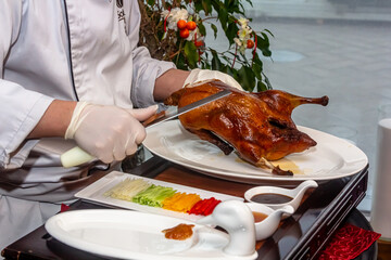 Fototapete Peking Chinesischer Koch bereitet Peking-Ente zu  © milanchikov