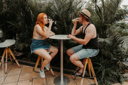 Young couple having drinks Fototapet