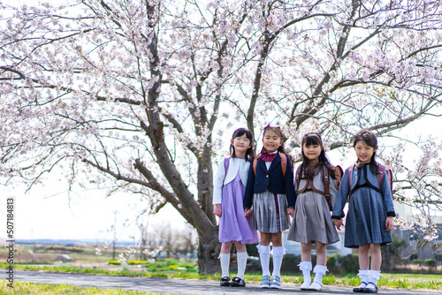 入学式の日にみんなで集まる小学生