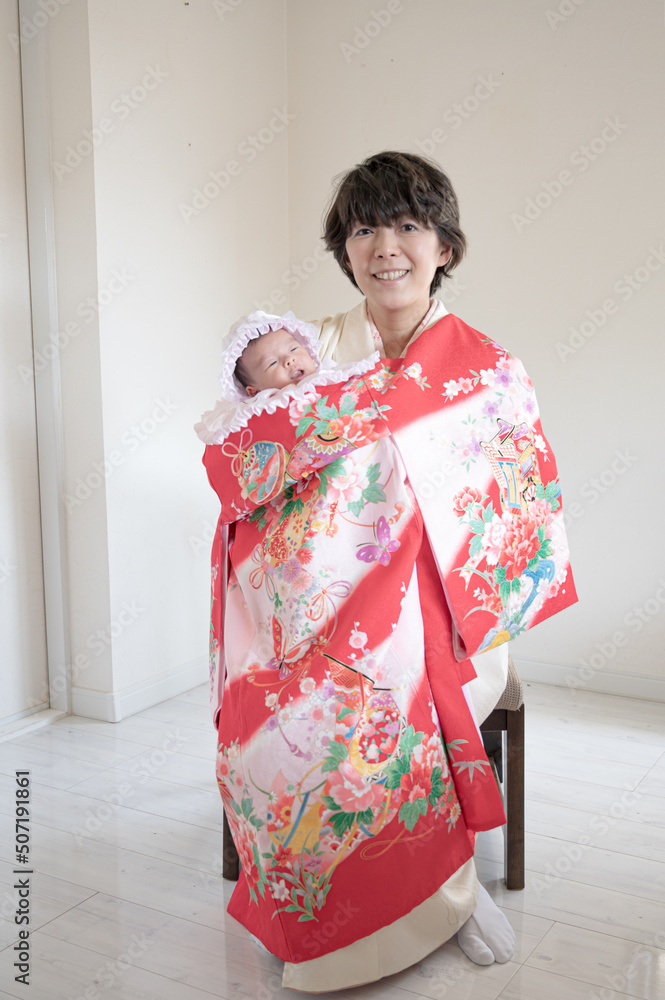 着物の女性と赤ちゃんと産着 着物の女性と赤ちゃんと産着