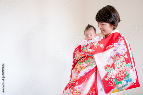 着物の女性と赤ちゃんと産着