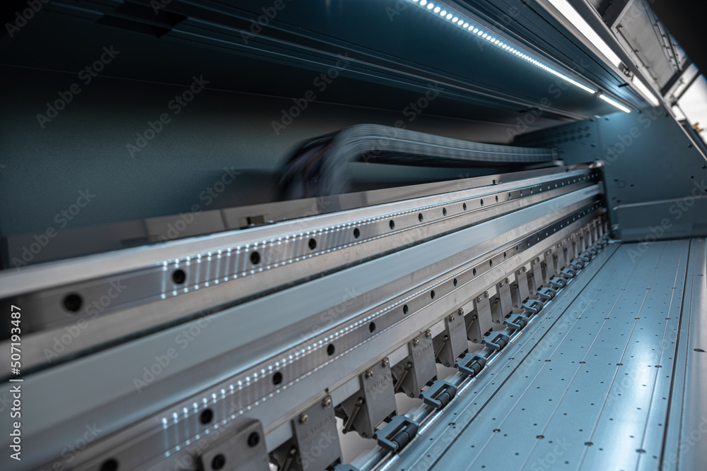 Large format digital printing machine and moving print head Large format digital printing machine and moving print head
