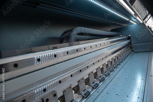 Large format digital printing machine and moving print head